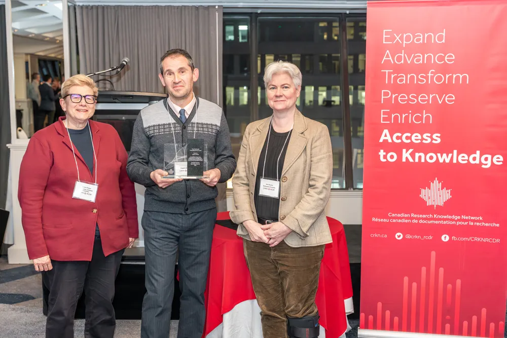 (From left to right) A photo of Susan Parker, Eugene Barsky, winner of the Ron MacDonald Award, and Kim Brooks, Chair of the Board of Directors for CRKN
